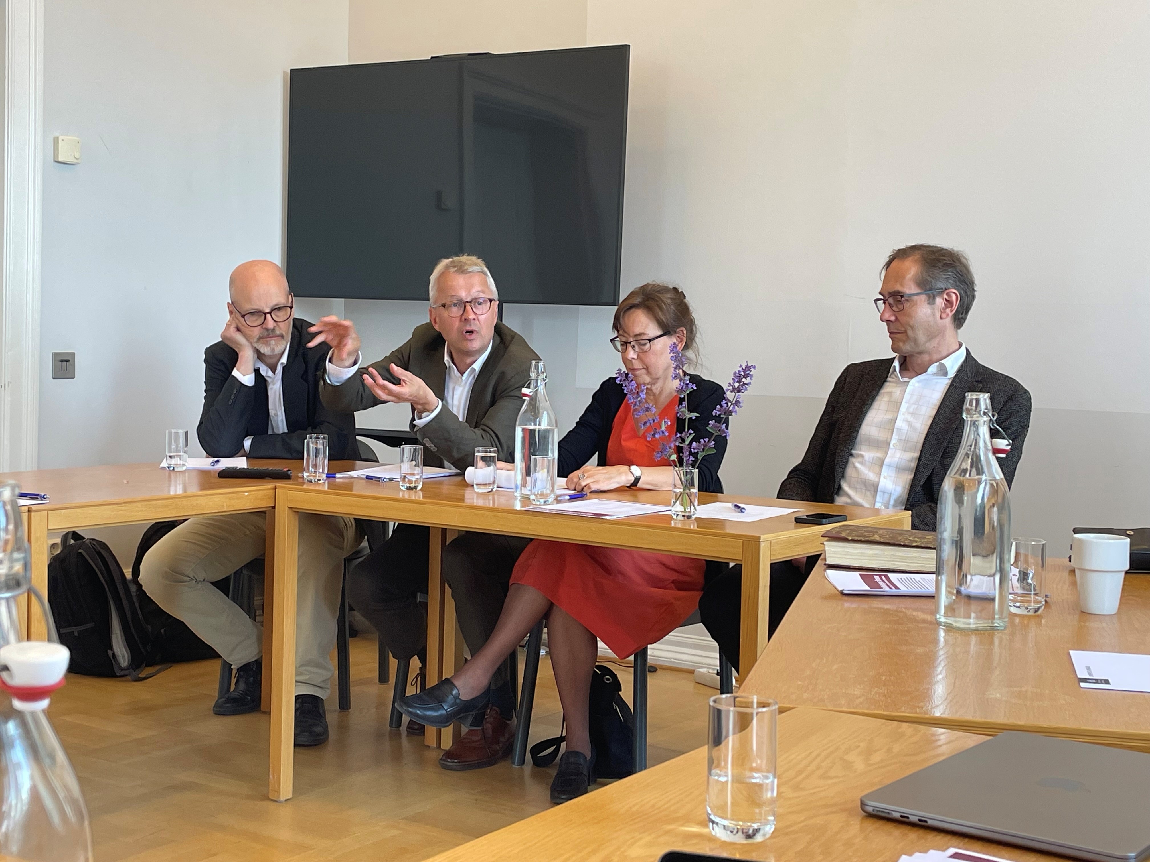 Bild på sittande panel som samtalar, , från vänster: Anders Göranzon, generalsekreterare Svenska Bibelsällskapet, Gunnar Danielsson generalsekreterare Folkuniversitetet, ordförande Studieförbunden, Anna-Karin Lindblom, generalsekreterare Folkbildningsrådet, och Mats Malm ständig sekreterare Svenska Akademien, professor i litteraturvetenskap. 