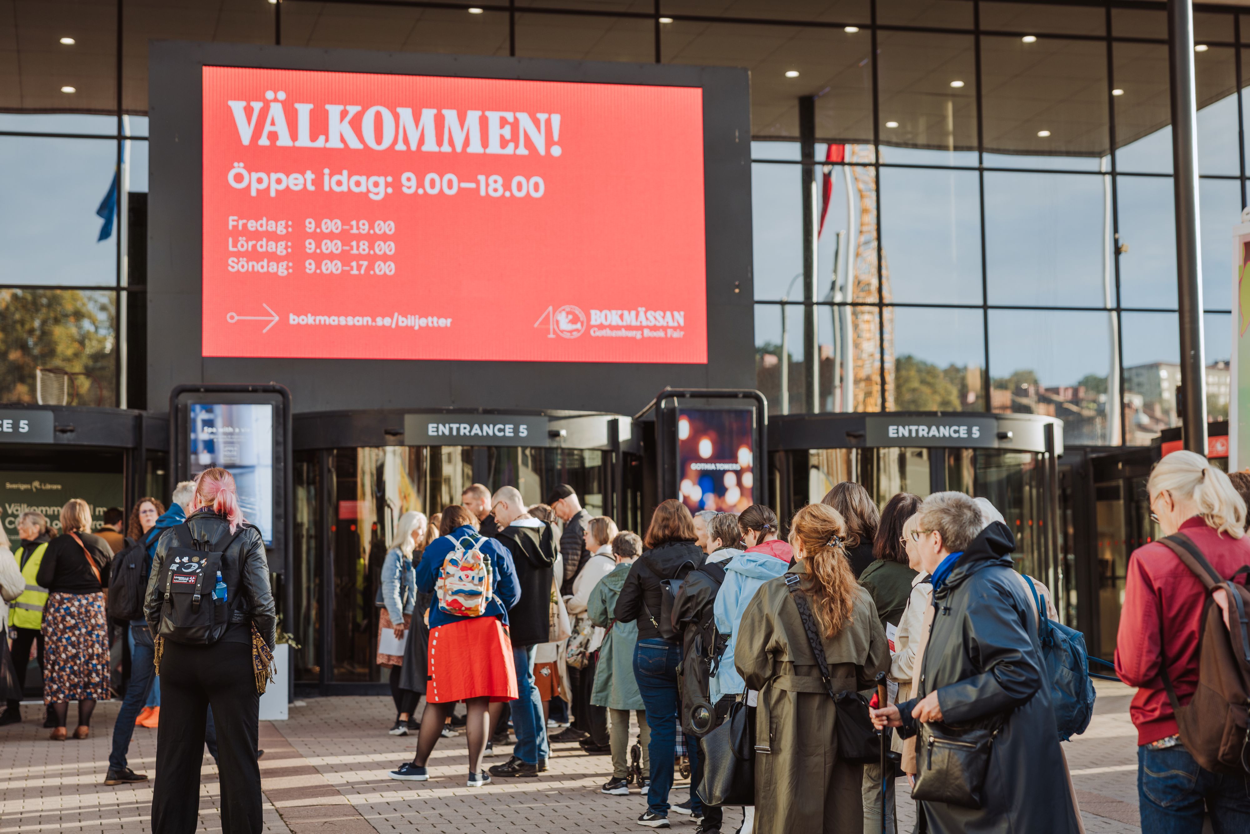 Utzoomad bild på ett träd som utgörs av många människor. 