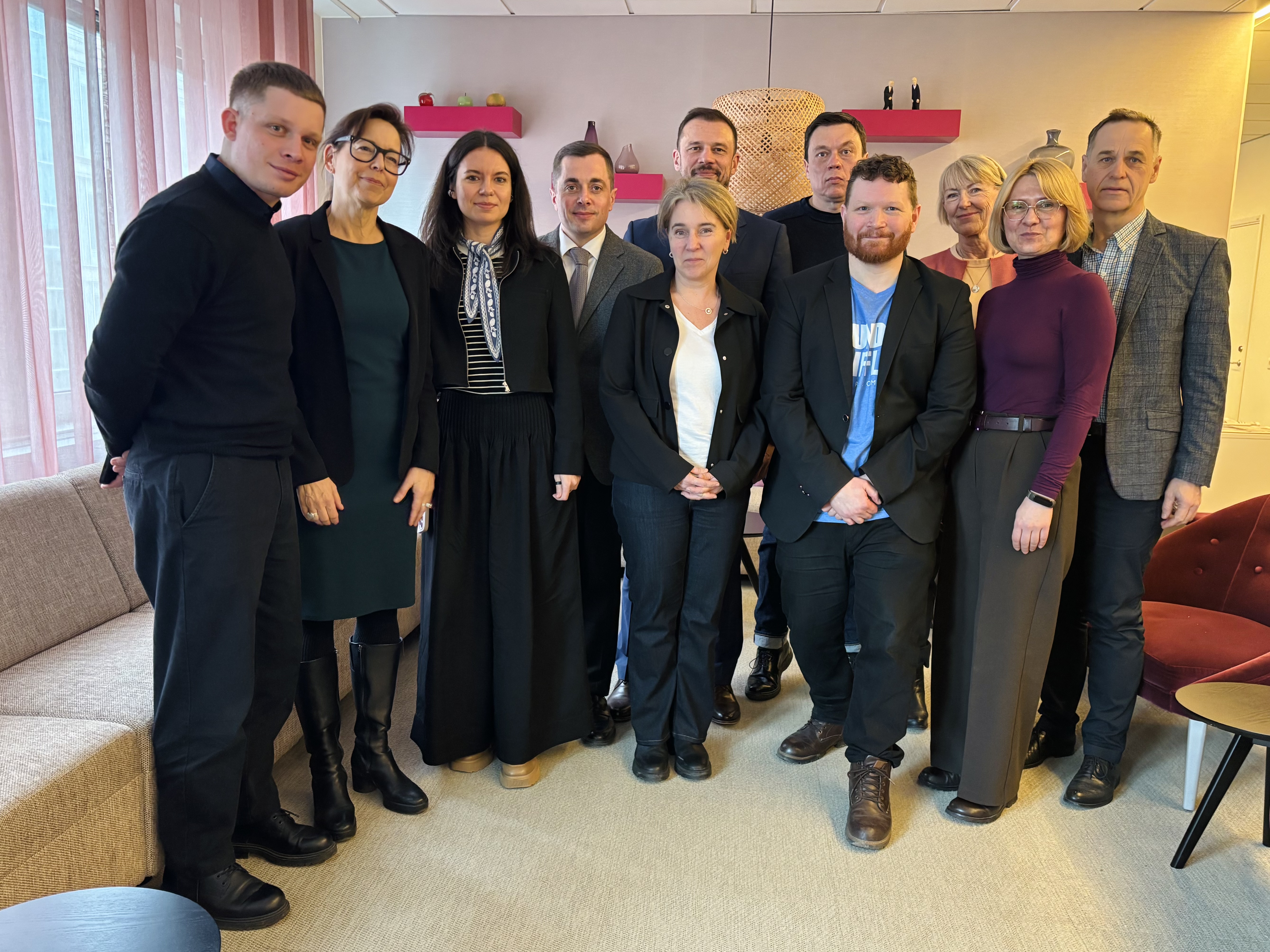 Gruppbild på delegation från Ukraina på besök på Folkbildningsrådet.
