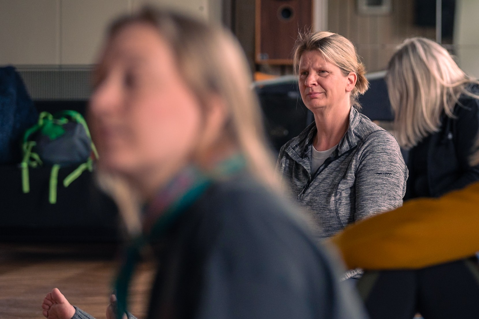 Ingela under ett yogapass.