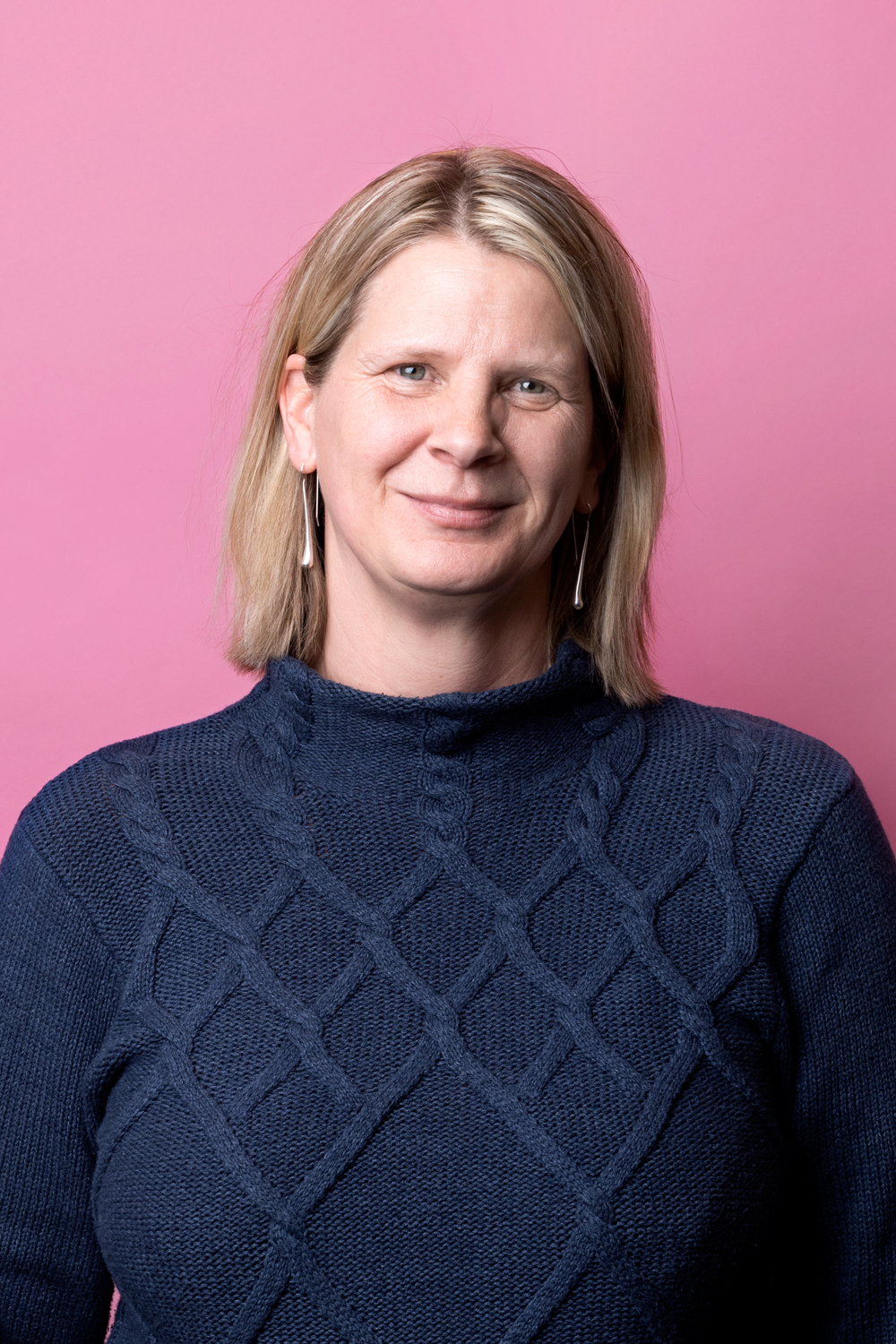 Porträttbild Ingela Johansson. Ingela har en mörkblå stickad tröja på sig.