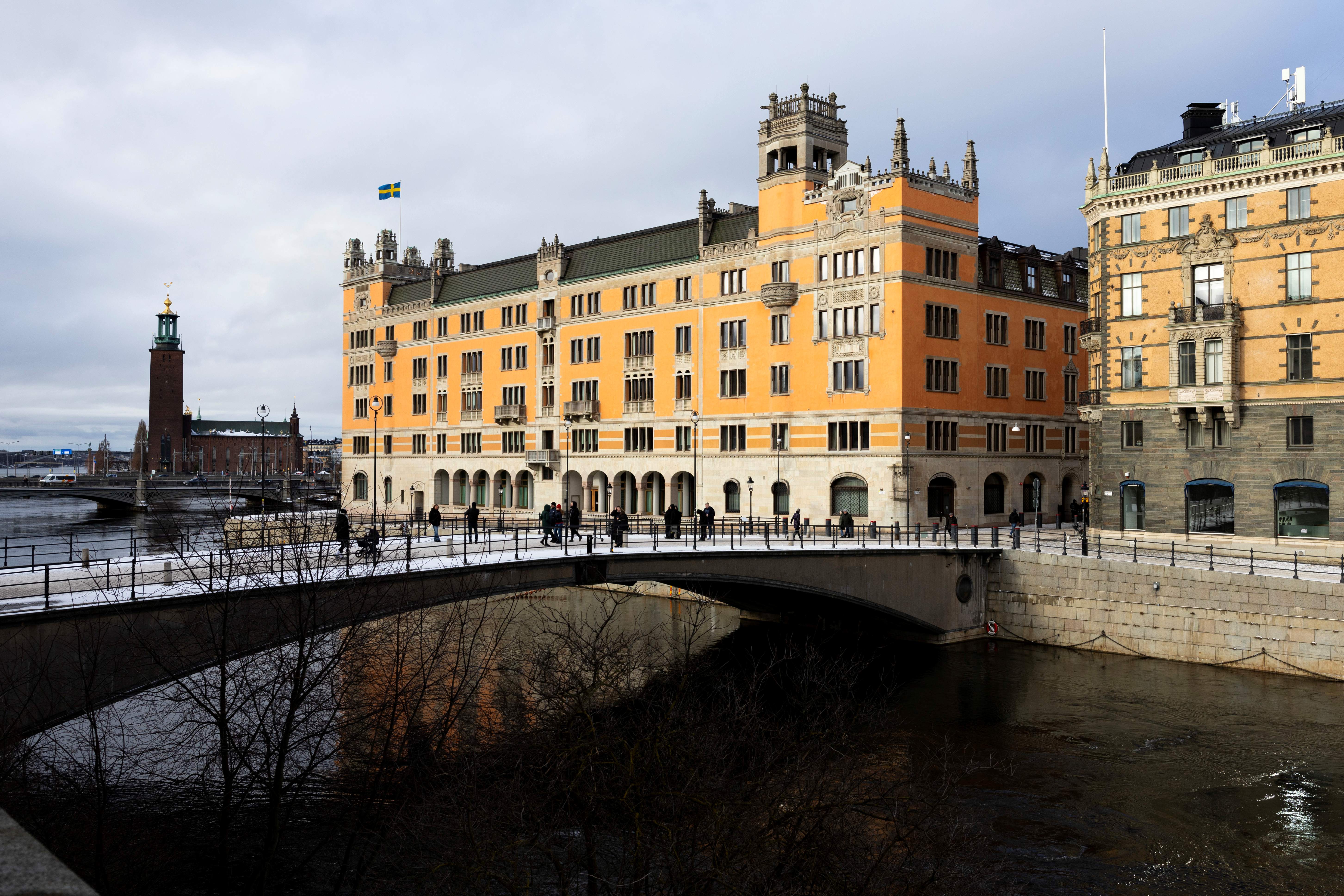 Rosenbad en vinterdag Med Svenska Flaggan I Topp.