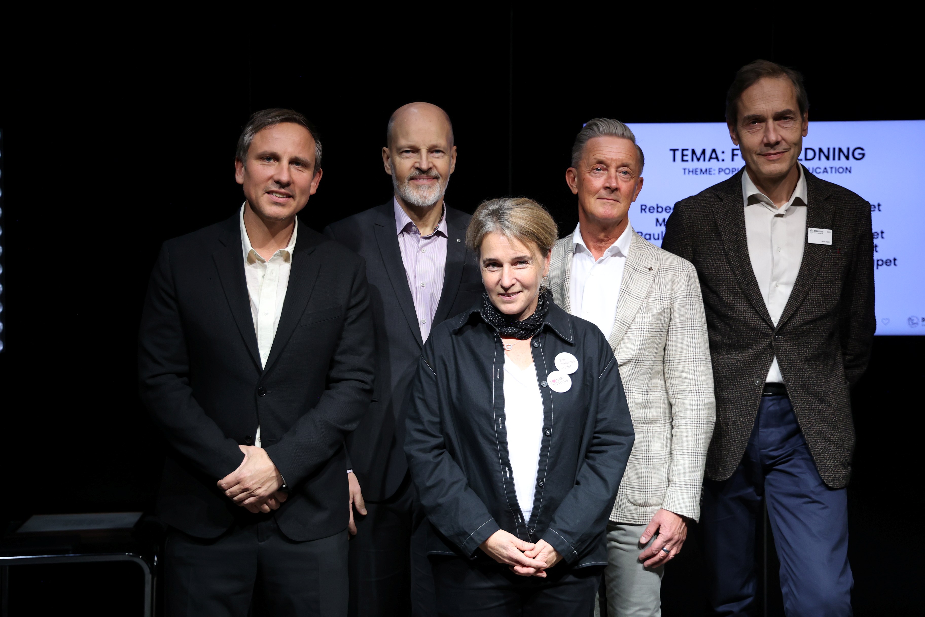 Folkbildningsrådets Rebecka Svensén tillsammans med Bokmässans chef  Oskar Ekstöm och representanter för Svenska Bibelsällskapet, Göteborgs universitet och Folkuniversitetet samt Svenska Akademien. Foto: Niklas Maupoix