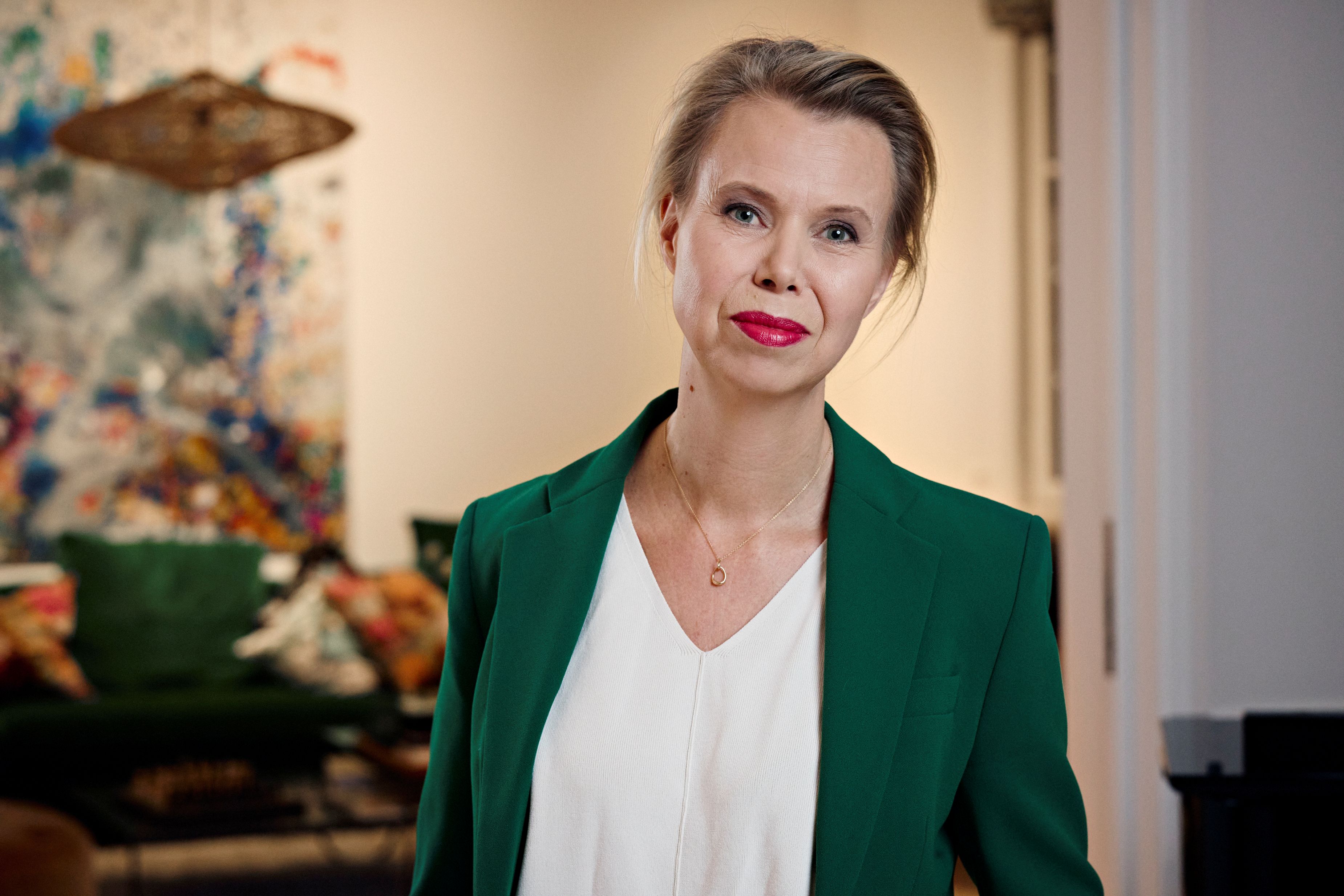 Porträttfoto av Anne Lagercrantz i grön kavaj och vit blus.