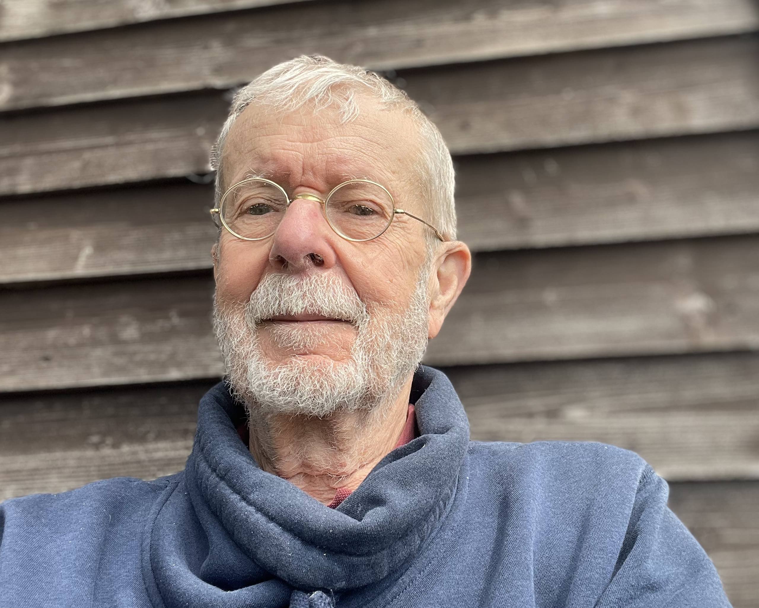 Göran Hemberg är författare, filosof och muntlig berättare som ägnat en stor del av sitt yrkesliv åt demokratifrågor.