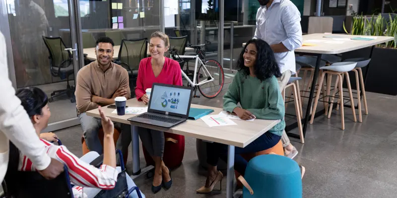 Rullstolsburen i möte med tre andra personer