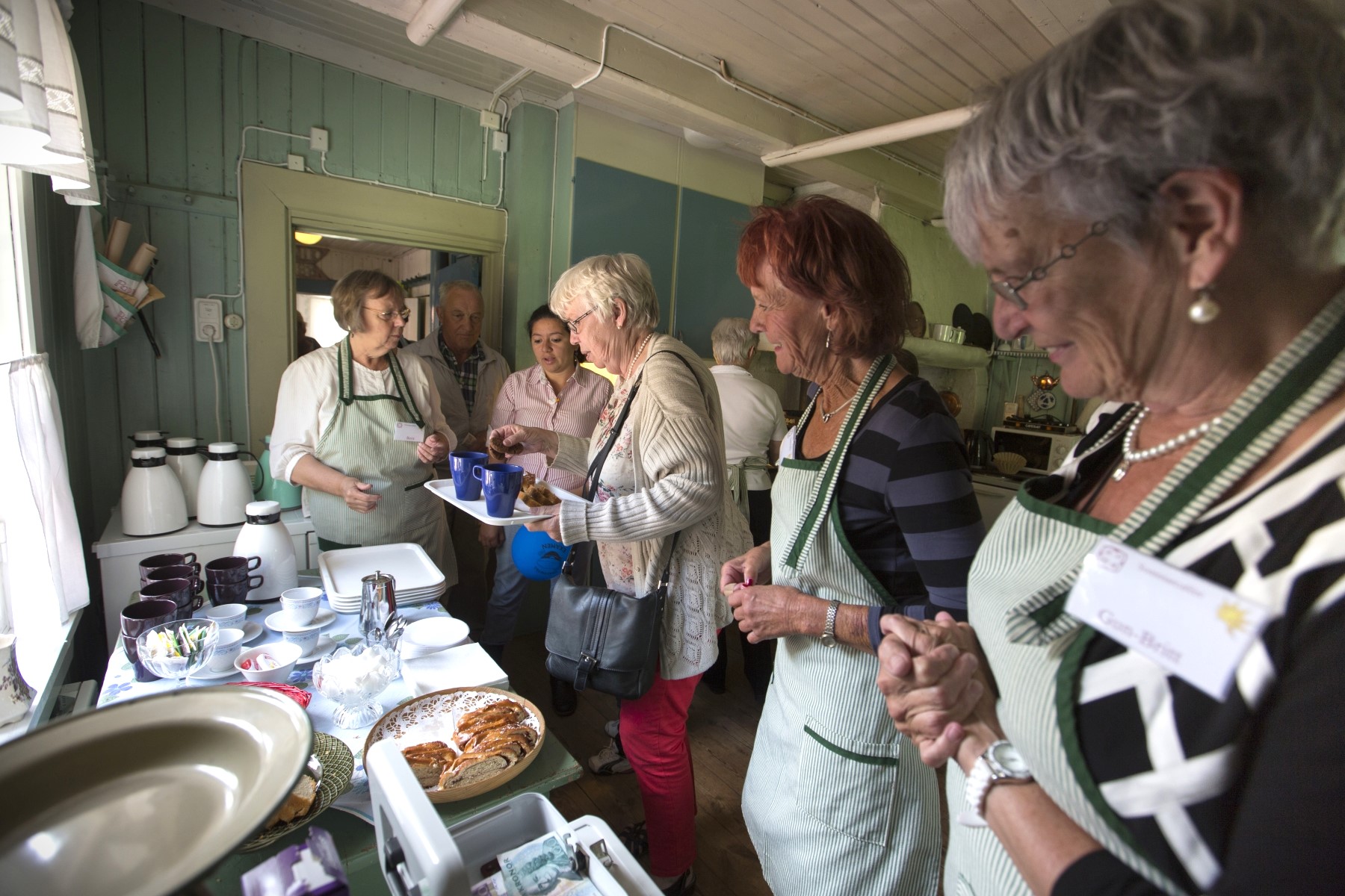 Kaffeservering på hembygdsgården. Foto: Michael Folmer & Mostphotos